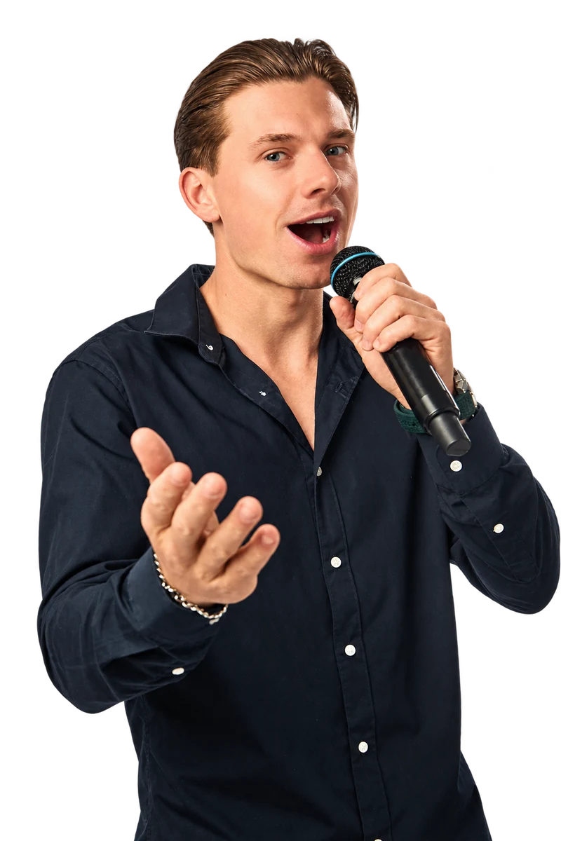 Jens op een donkere podiumachtergrond